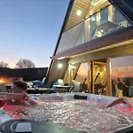 Mountain House With Jacuzzi Vakantiehuis *